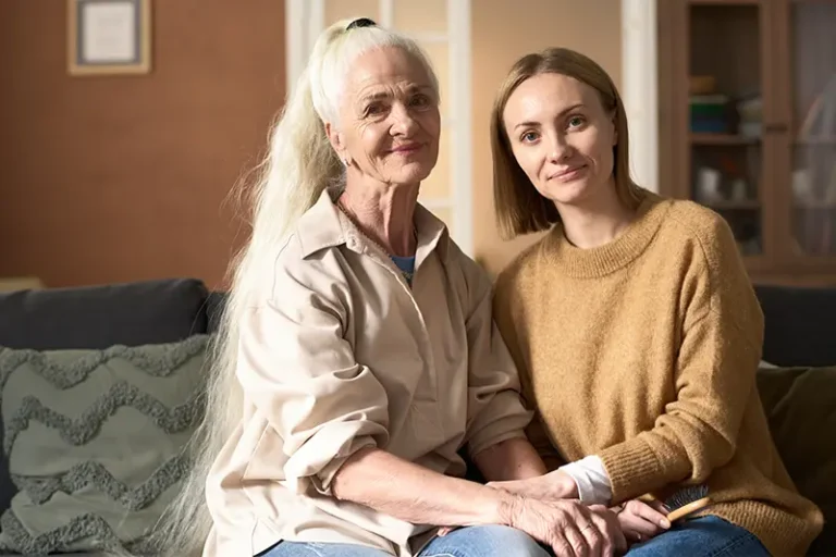 A woman helps her aging mother use Alzheimer’s coping tips to stay independent.